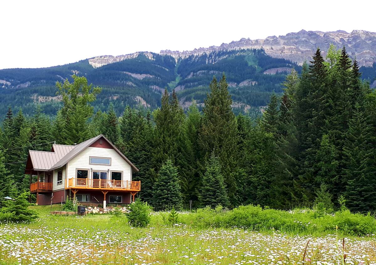 Acreage / Cottage / House / Land with Building(s) / Recreational Property For Sale in Golden, BC - 6 bed, 4 bath