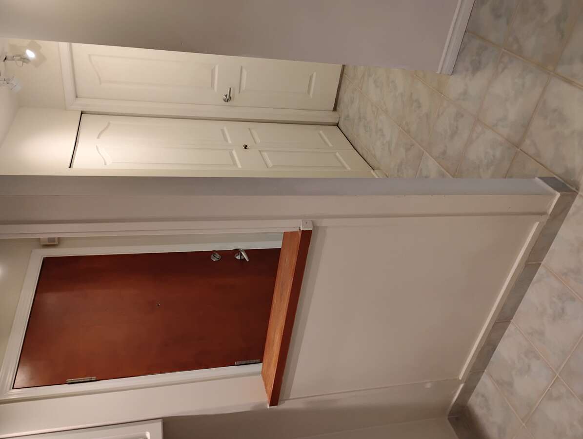 Main entrance, with closet and Bathroom 1 door