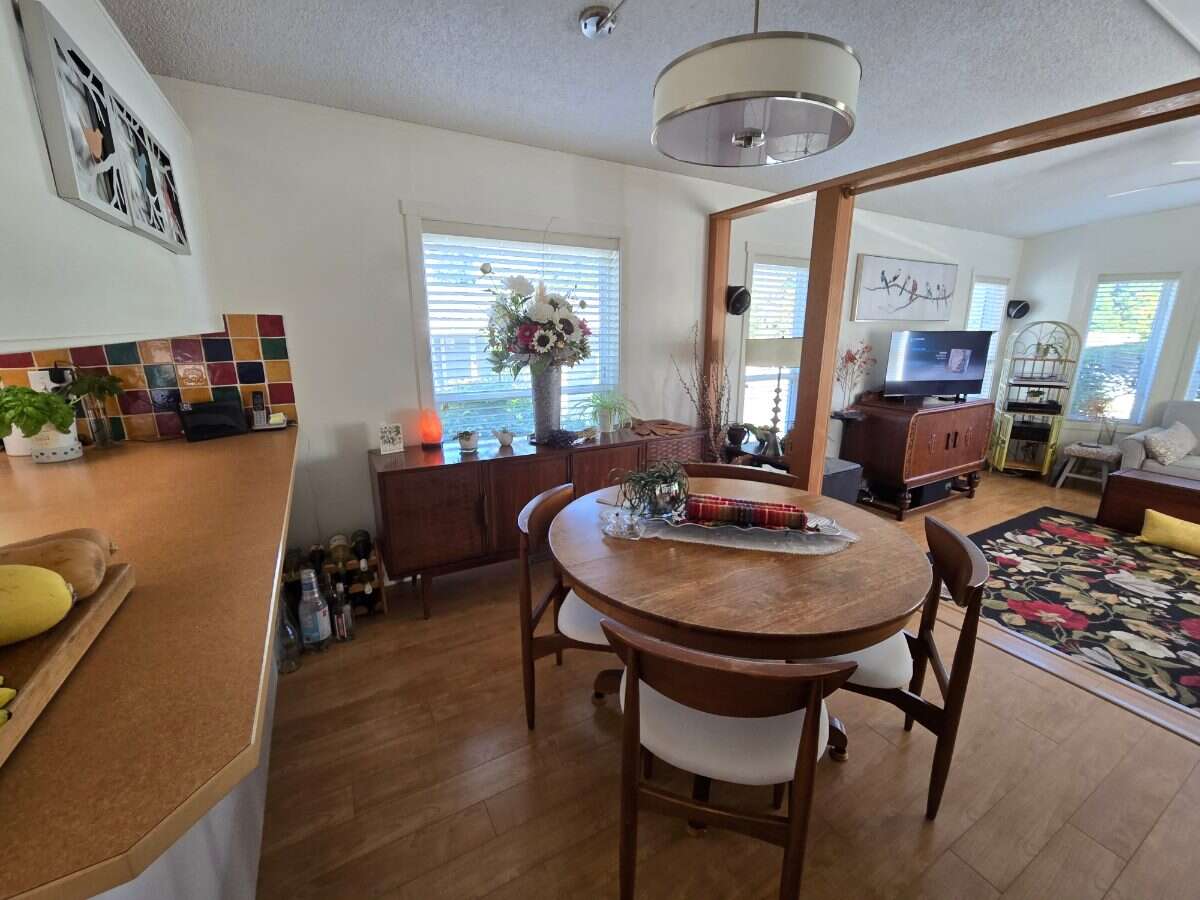 Desirable 55+ Mobile Park Courtenay Van. Island 