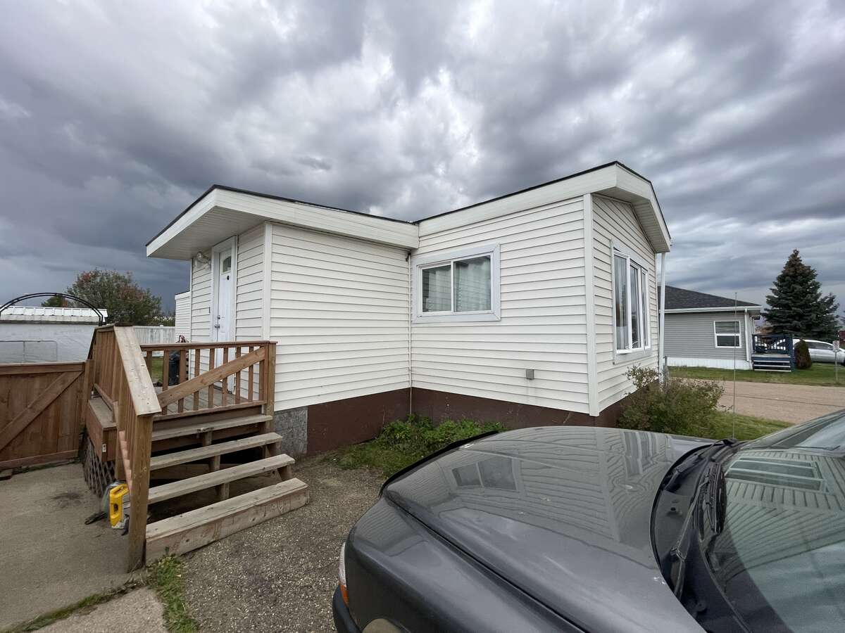 Mobile Home For Sale in Sherwood Park, AB - 3 bed, 1 bath
