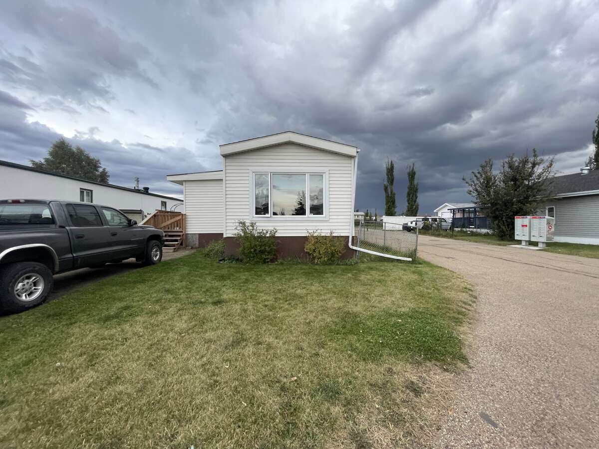 Mobile Home For Sale in Sherwood Park, AB - 3 bed, 1 bath