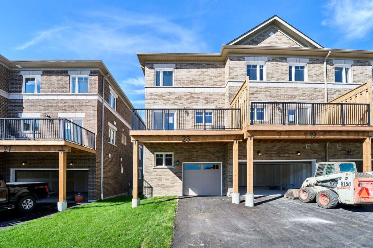 Move-In Ready 3-Bedroom End Unit in Newcastle