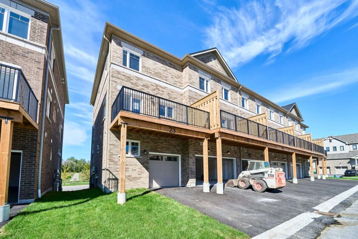 Move-In Ready 3-Bedroom End Unit in Newcastle