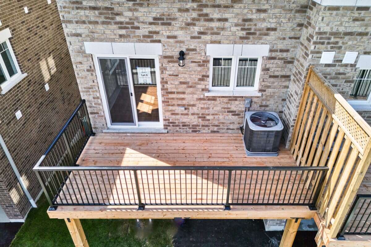 Move-In Ready 3-Bedroom End Unit in Newcastle