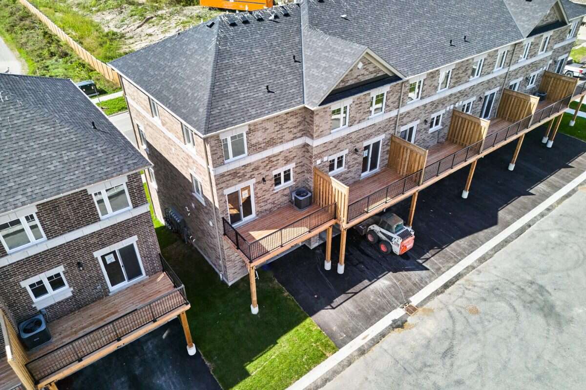 Move-In Ready 3-Bedroom End Unit in Newcastle