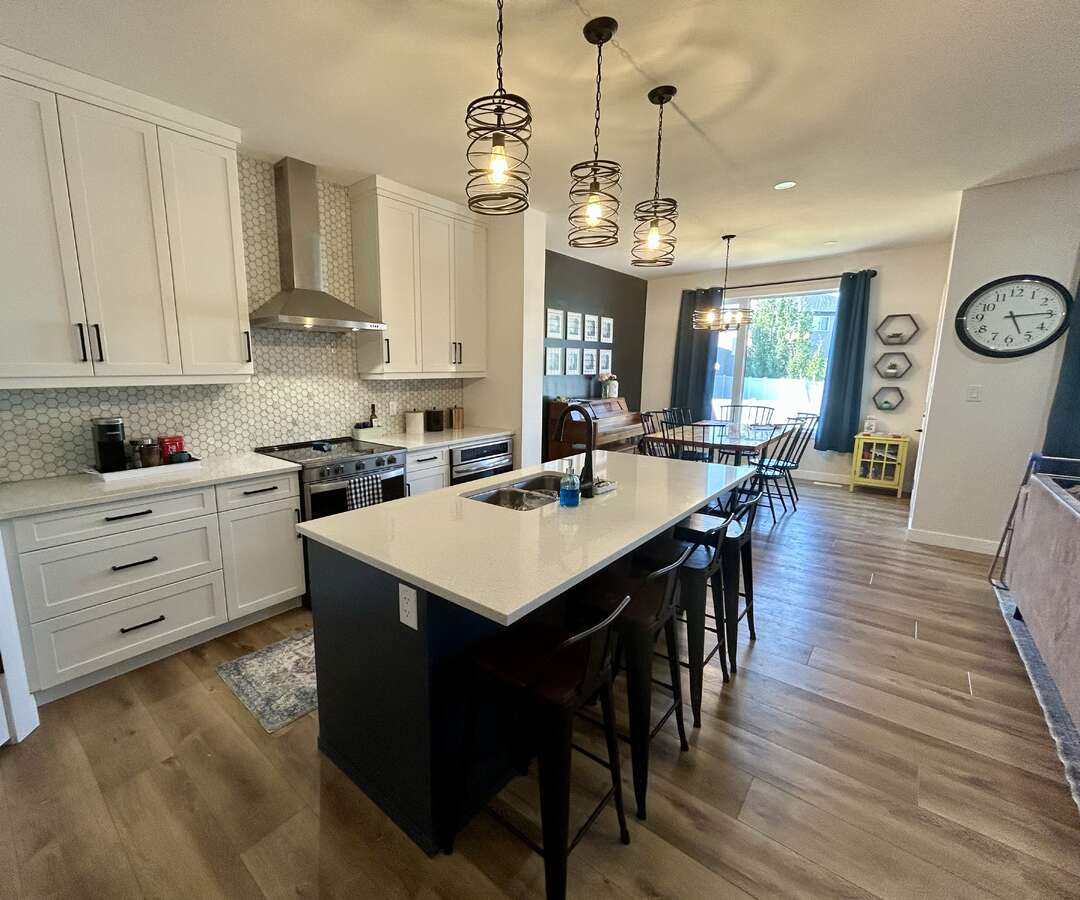 3743 Gee Crescent 4 bedroom Modern Country House