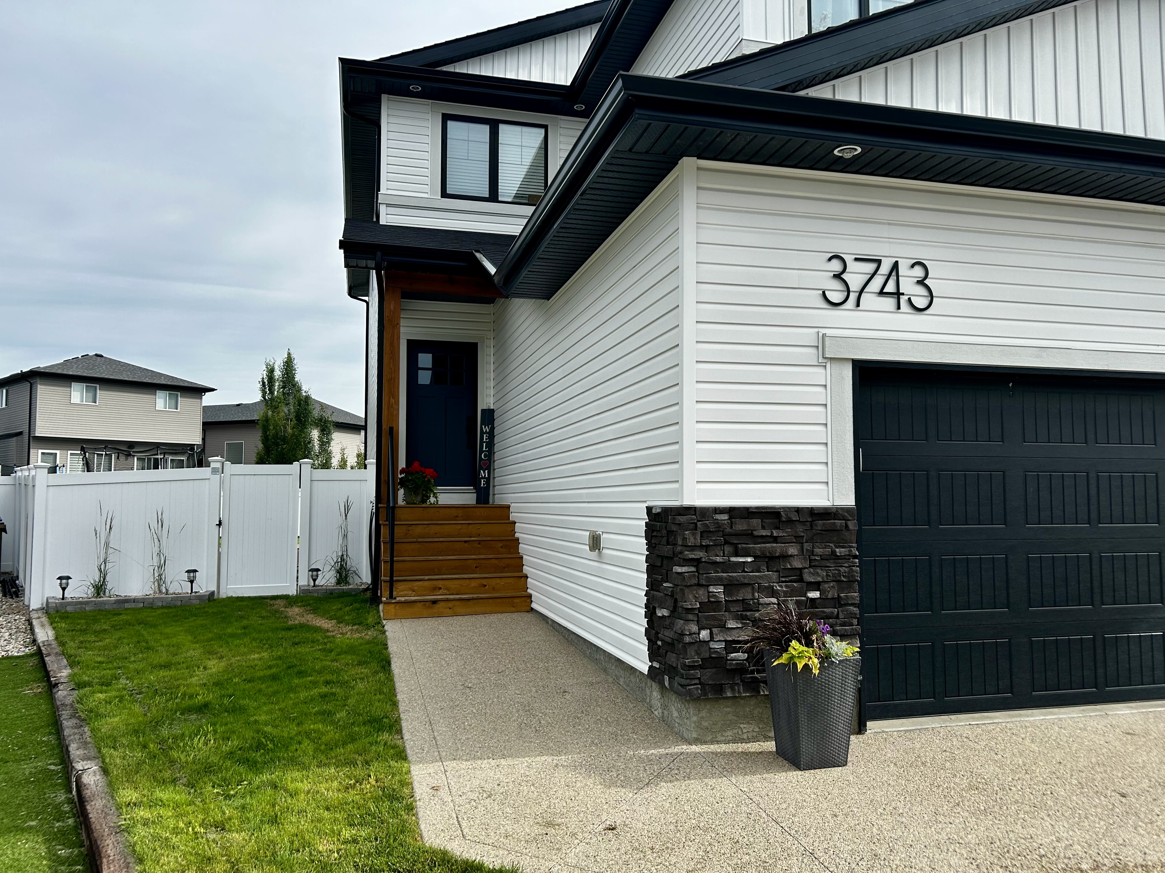 3743 Gee Crescent 4 bedroom Modern Country House