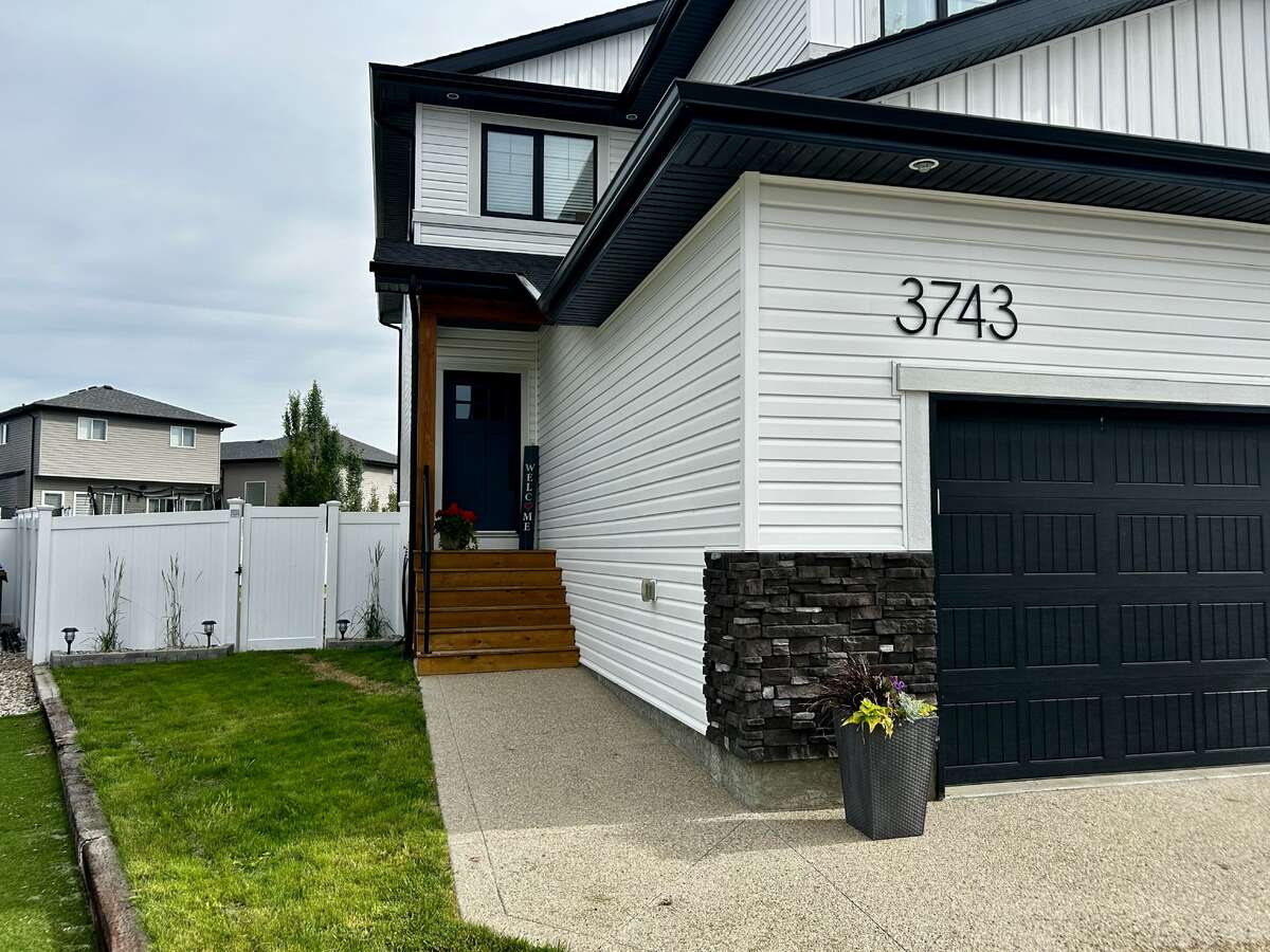 3743 Gee Crescent 4 bedroom Modern Country House