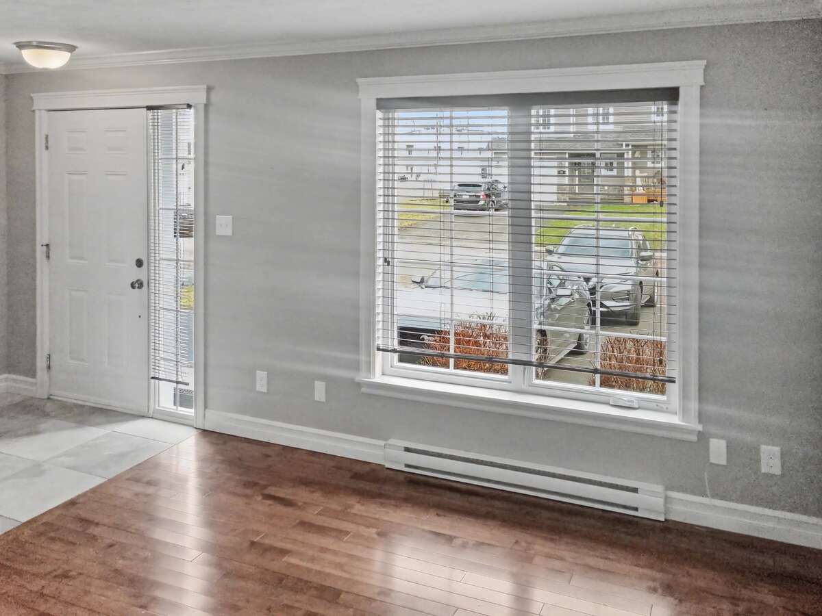 Well-maintained townhouse near St.Anselme Park