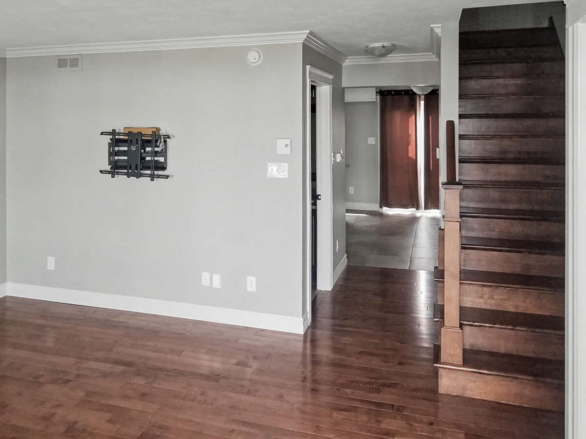 Well-maintained townhouse near St.Anselme Park