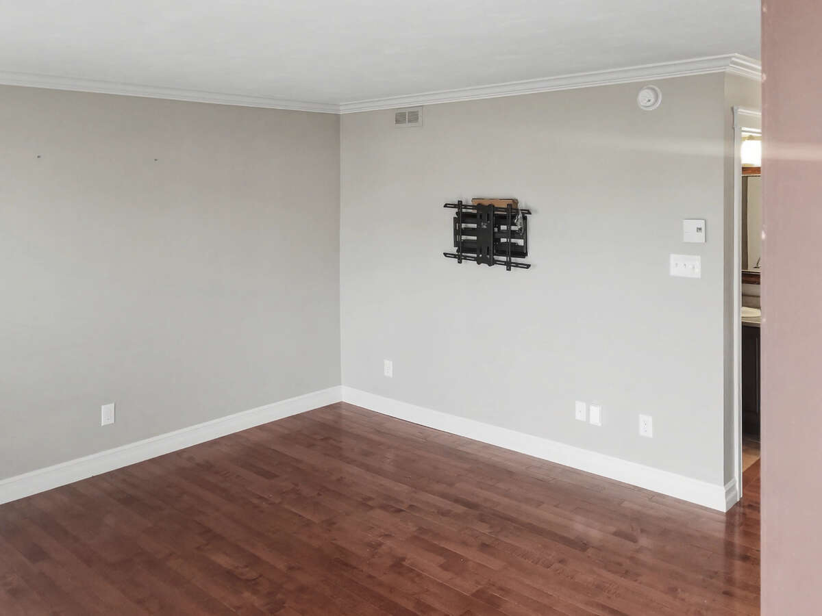 Well-maintained townhouse near St.Anselme Park