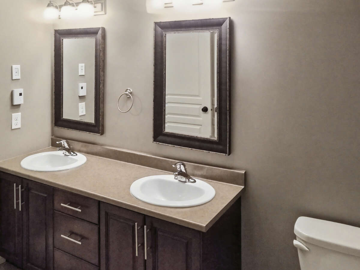 Well-maintained townhouse near St.Anselme Park