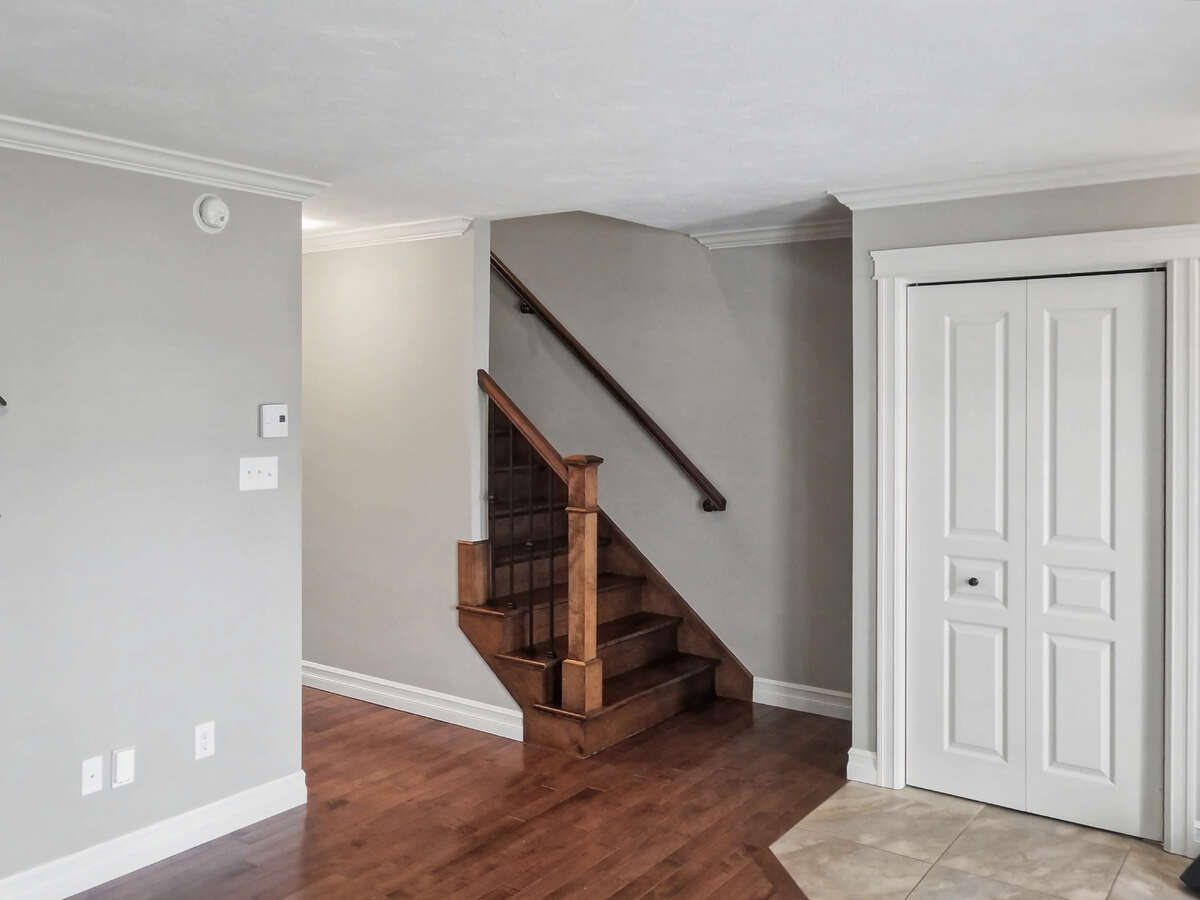 Well-maintained townhouse near St.Anselme Park