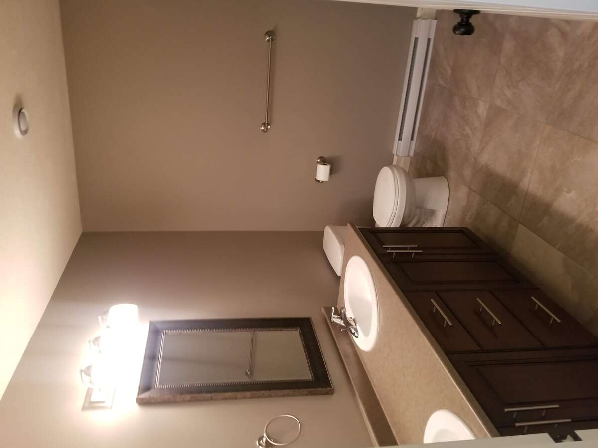 Well-maintained townhouse near St.Anselme Park