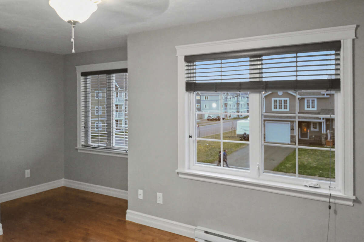 Well-maintained townhouse near St.Anselme Park