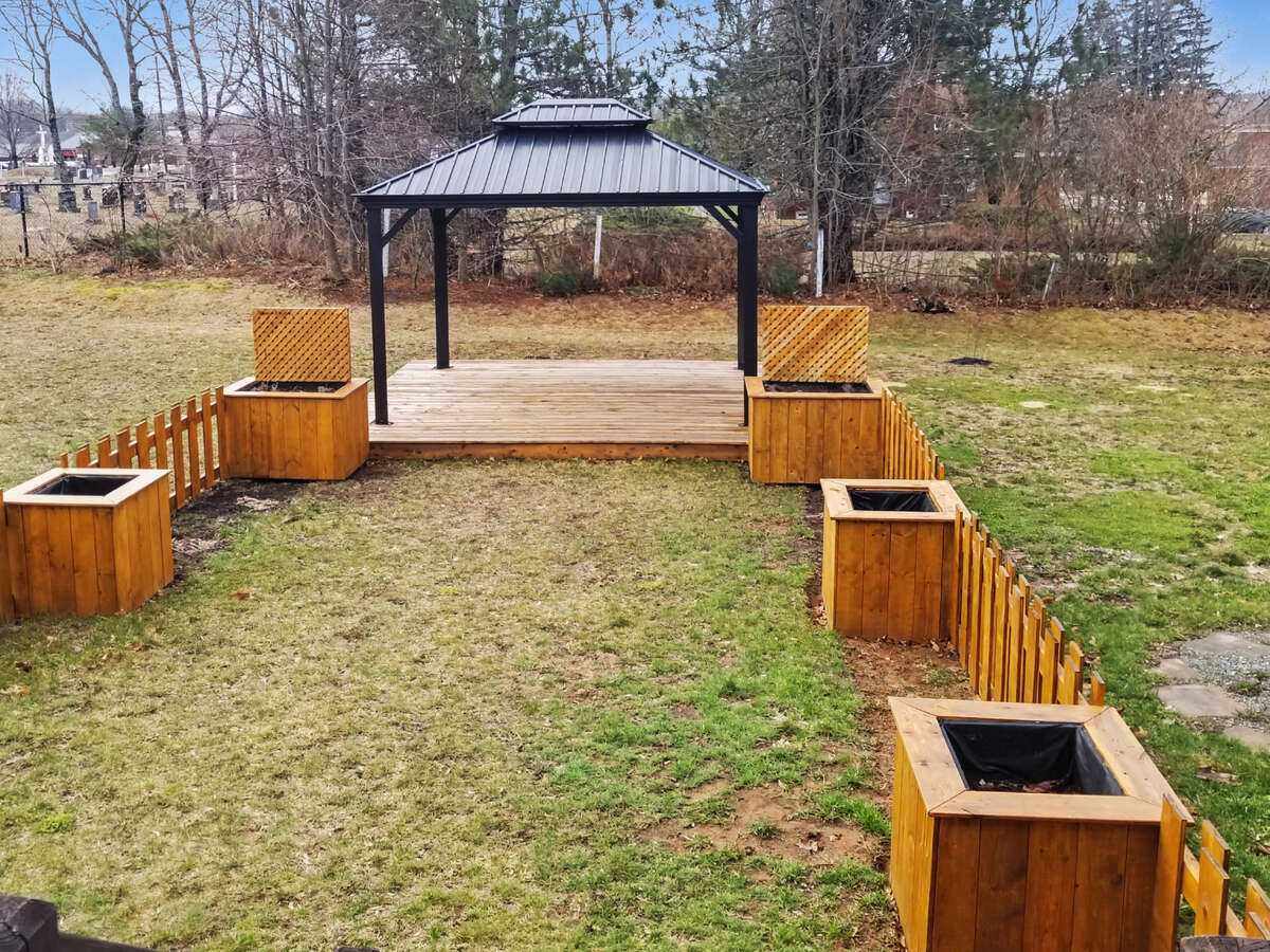 Well-maintained townhouse near St.Anselme Park