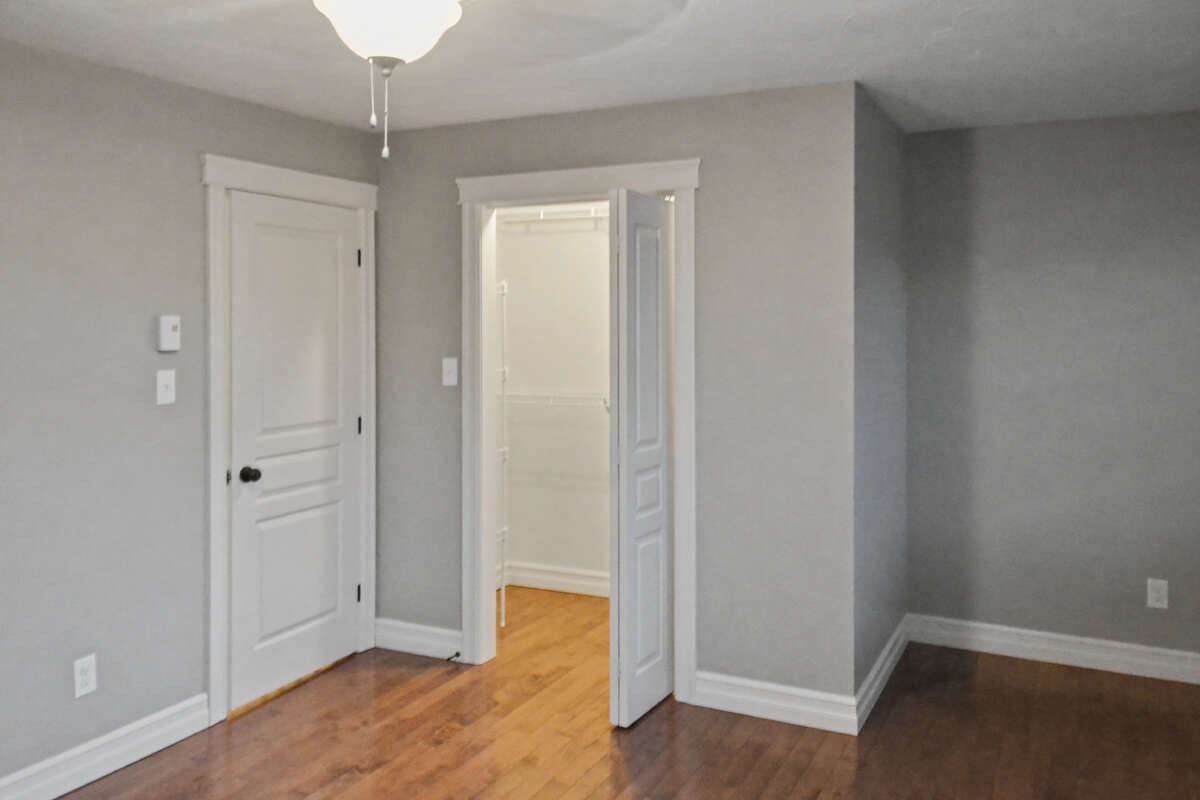 Well-maintained townhouse near St.Anselme Park