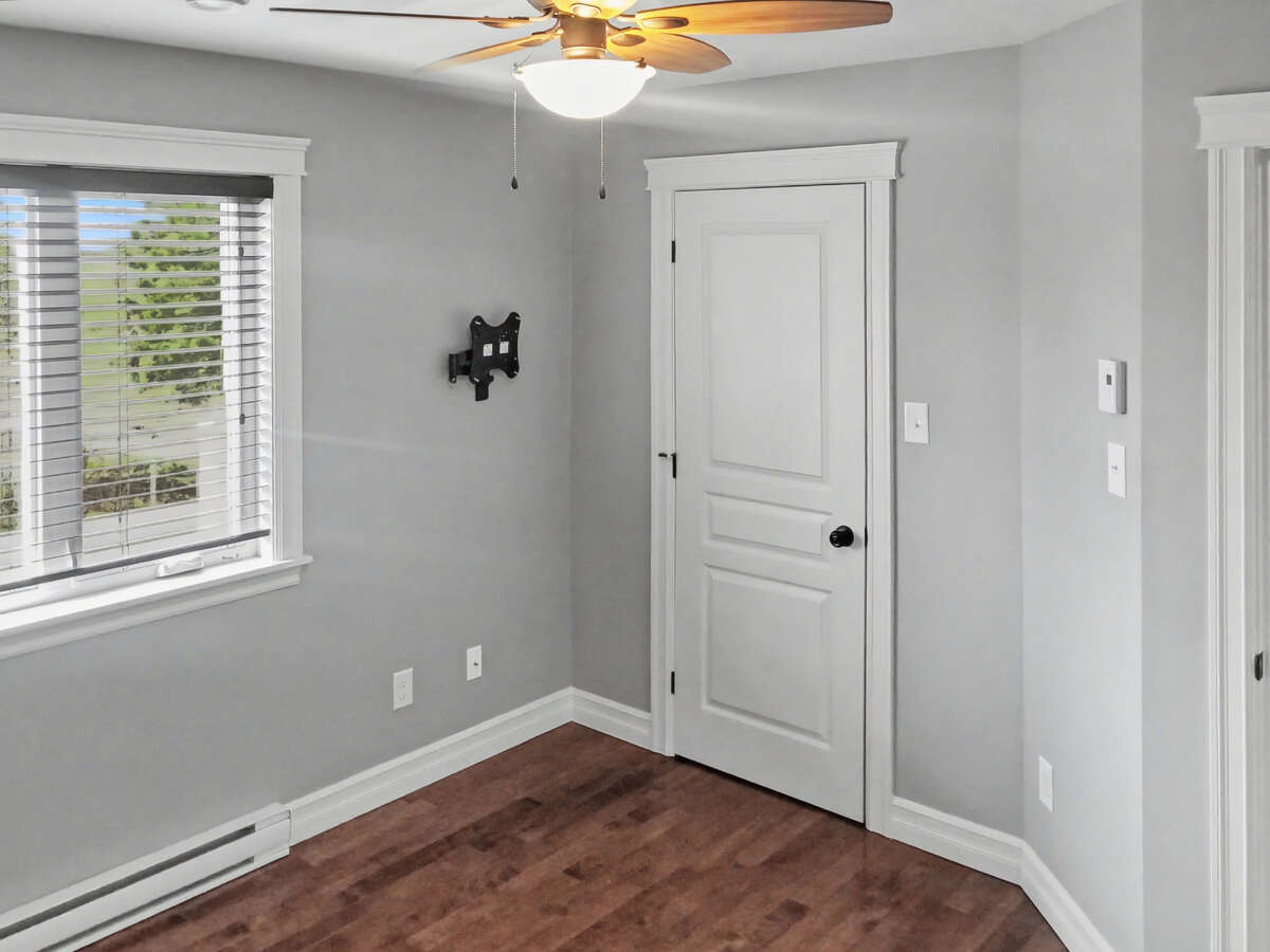 Well-maintained townhouse near St.Anselme Park