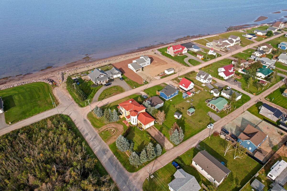House location near the beach showing two driveways (main entrance driveway and garage entrance driveway)