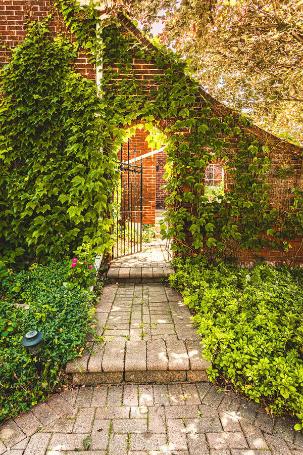 entrance to front courtyard
