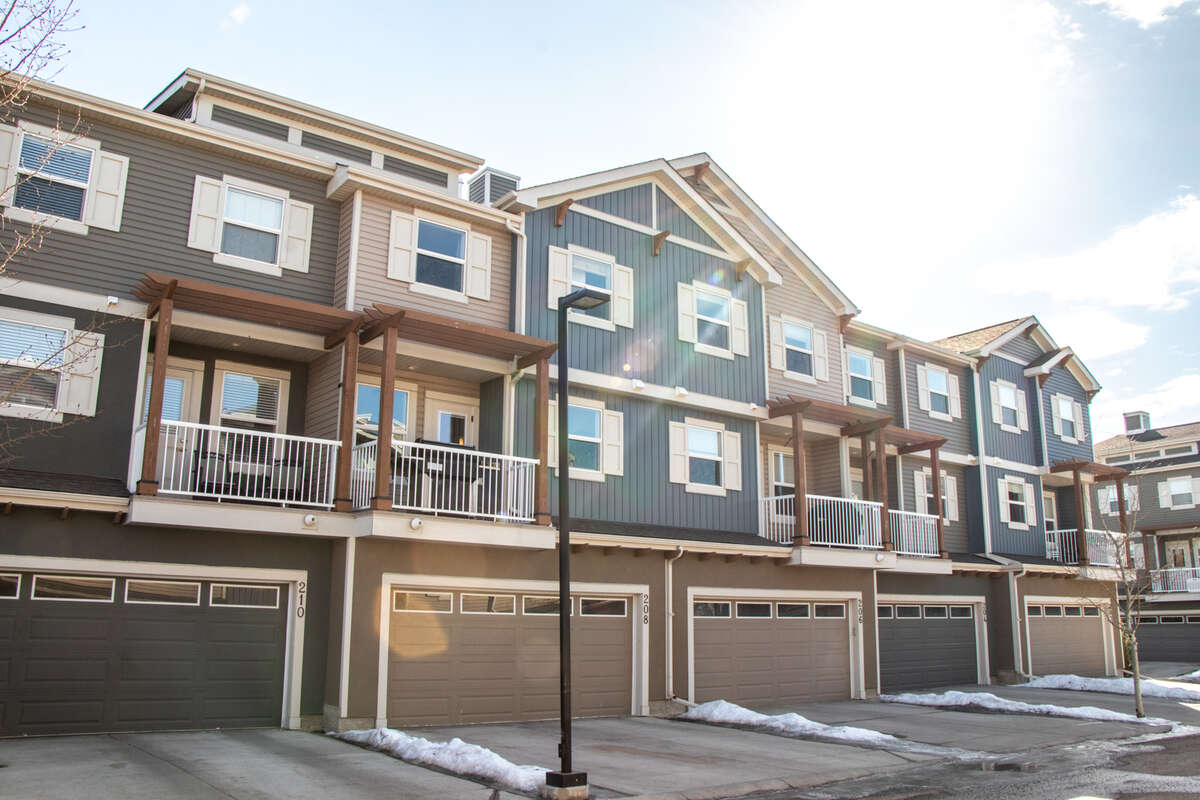 Townhouse For Sale in Calgary, AB - 2+1 bed, 2.5 bath