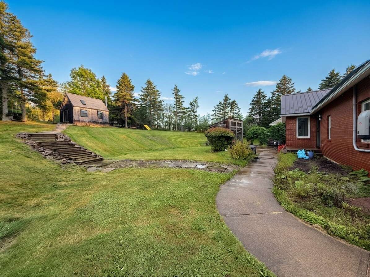 Executive Ranch : 1.34 acres and Outbuildings