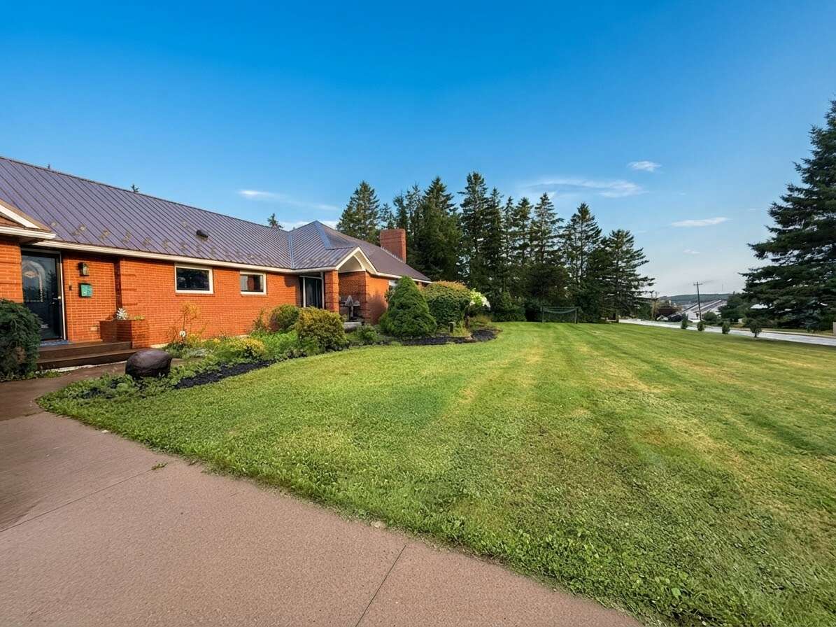 Executive Ranch : 1.34 acres and Outbuildings