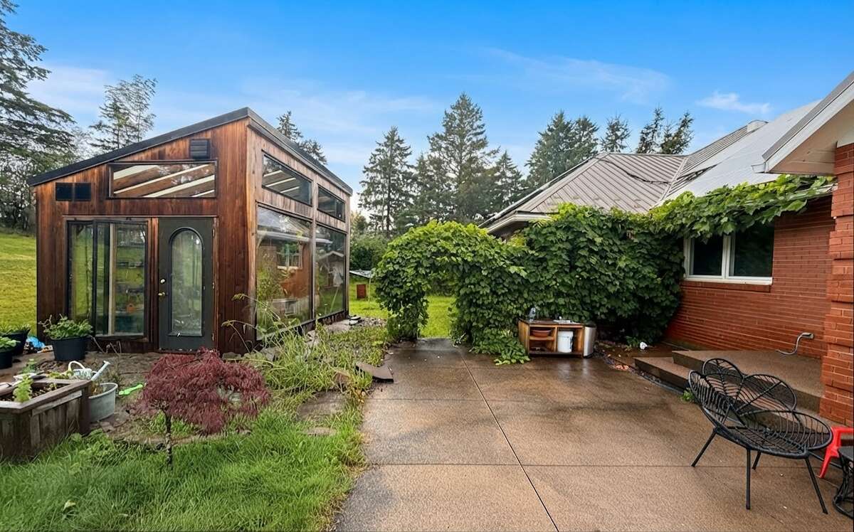 Executive Ranch : 1.34 acres and Outbuildings