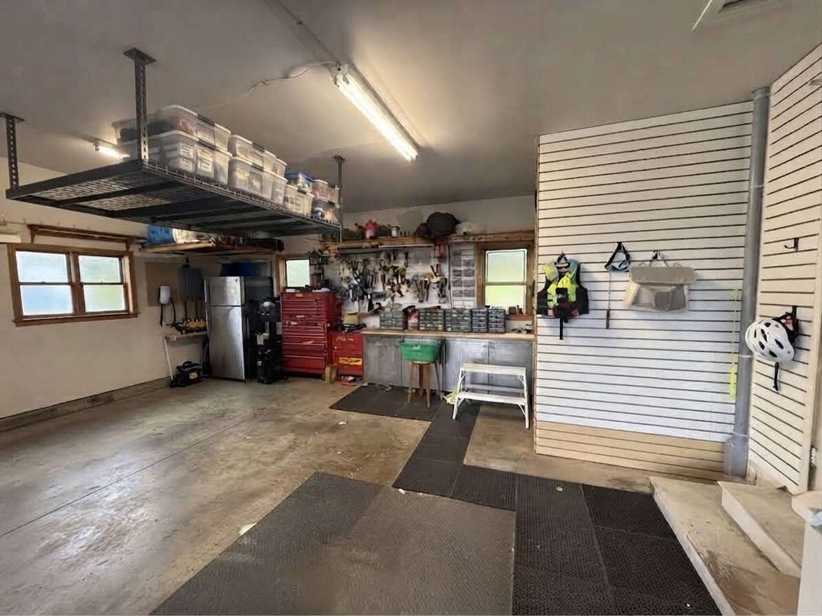 Executive Ranch : 1.34 acres and Outbuildings