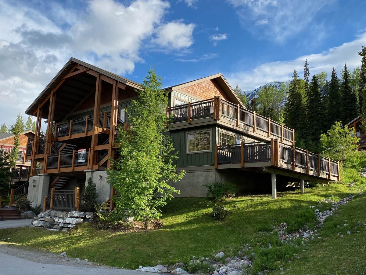 Apartment For Sale in Golden, BC - 2 bed, 1 bath