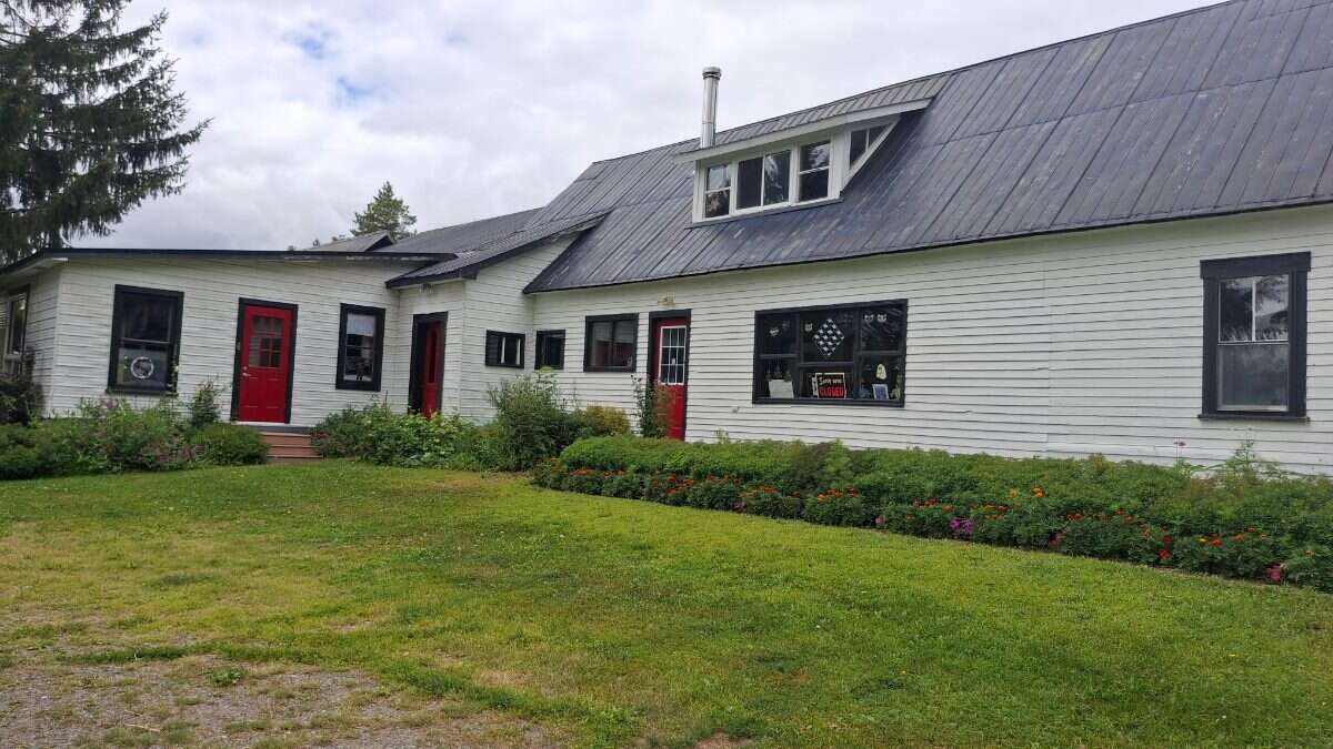 PERFECT LOCATION for your FAMILY AND BUSINESS
