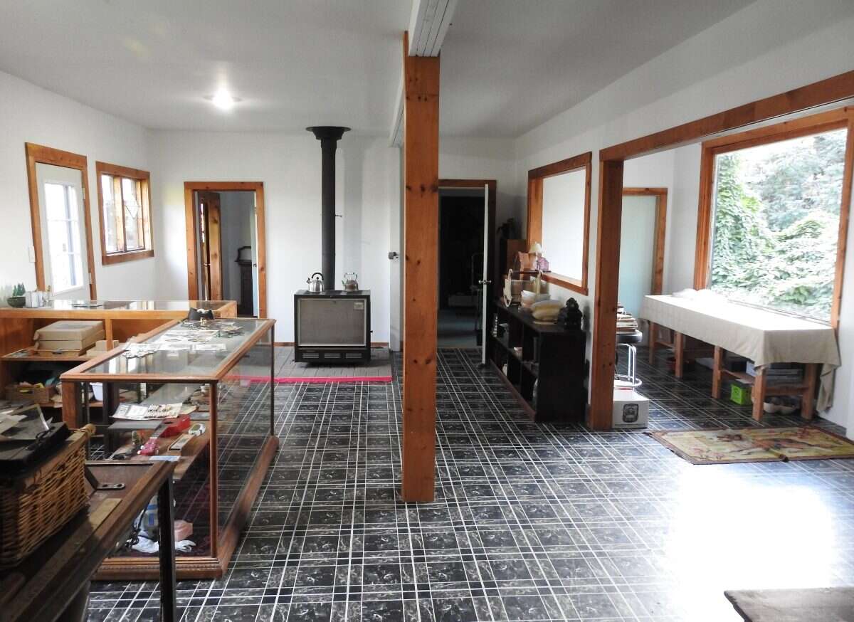 PERFECT LOCATION for your FAMILY AND BUSINESS