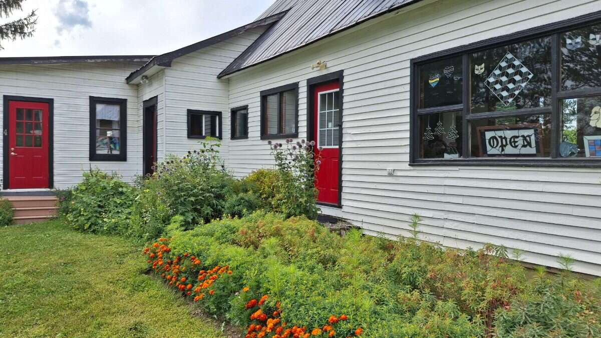 PERFECT LOCATION for your FAMILY AND BUSINESS