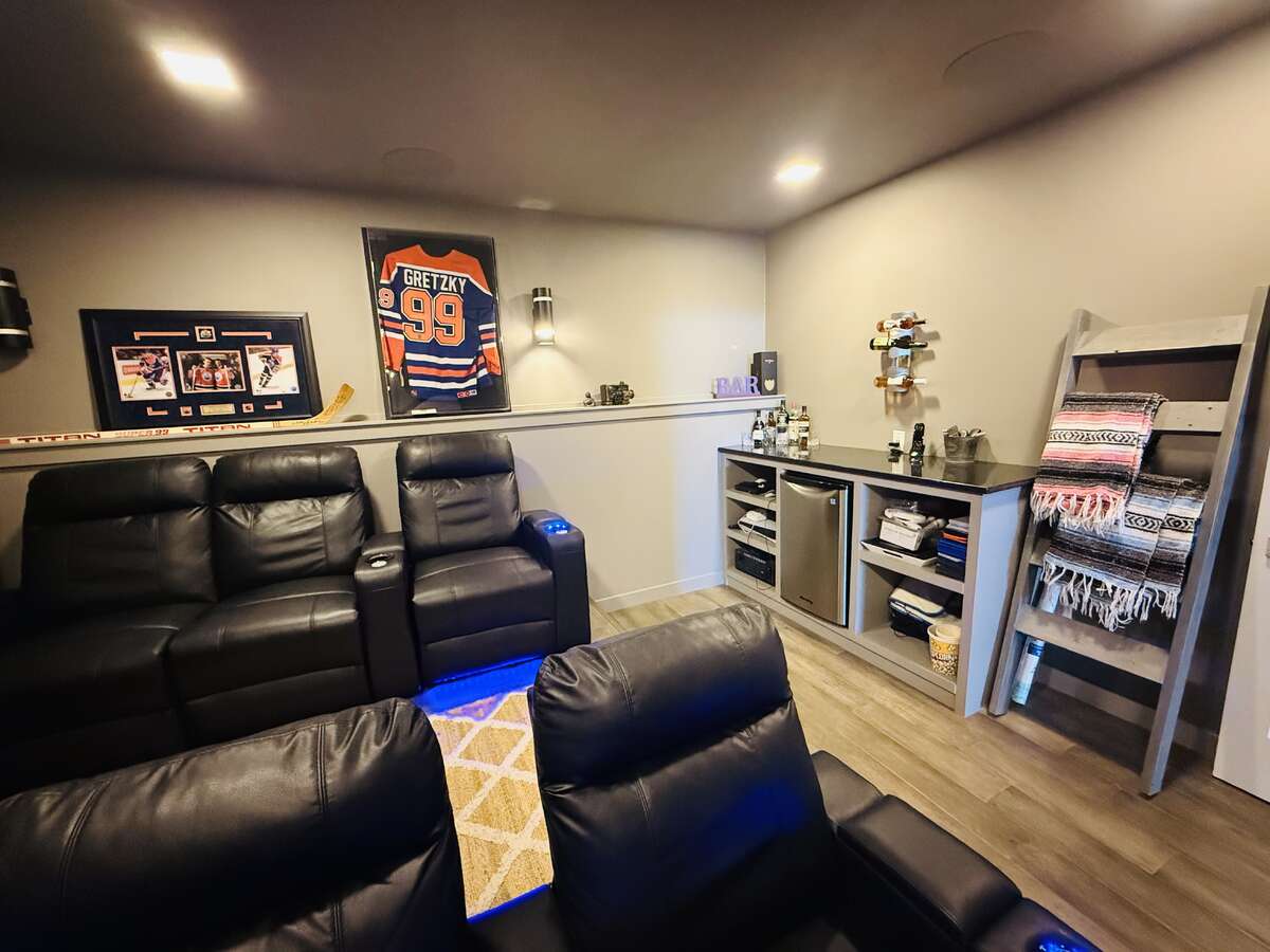 main bathroom w/ bluetooth mirrors