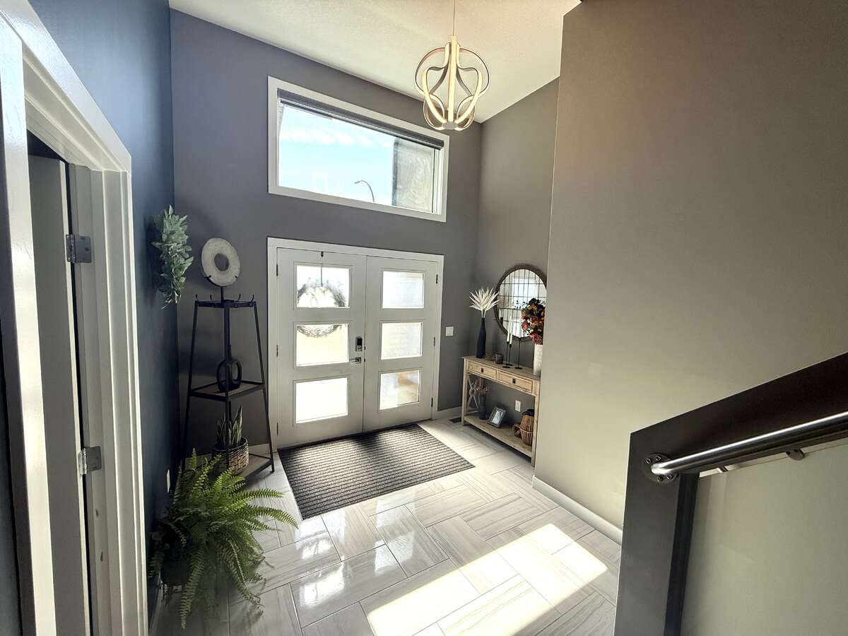 Expansive entry way