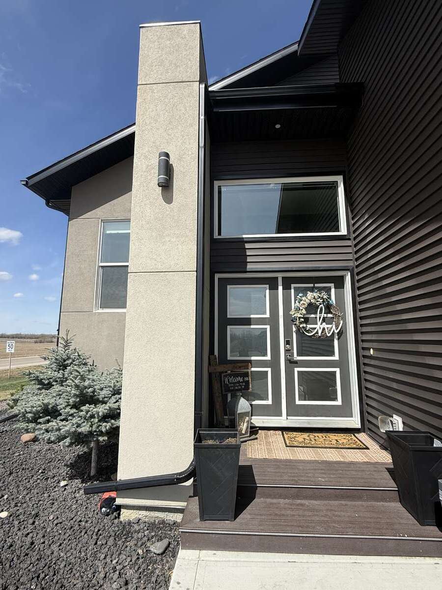 Expansive entry way