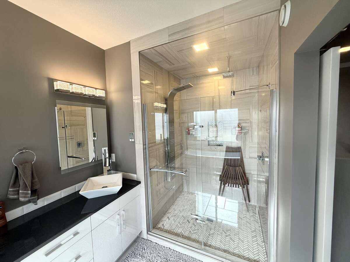 heated floor & toilet. Bluetooth mirrors.
