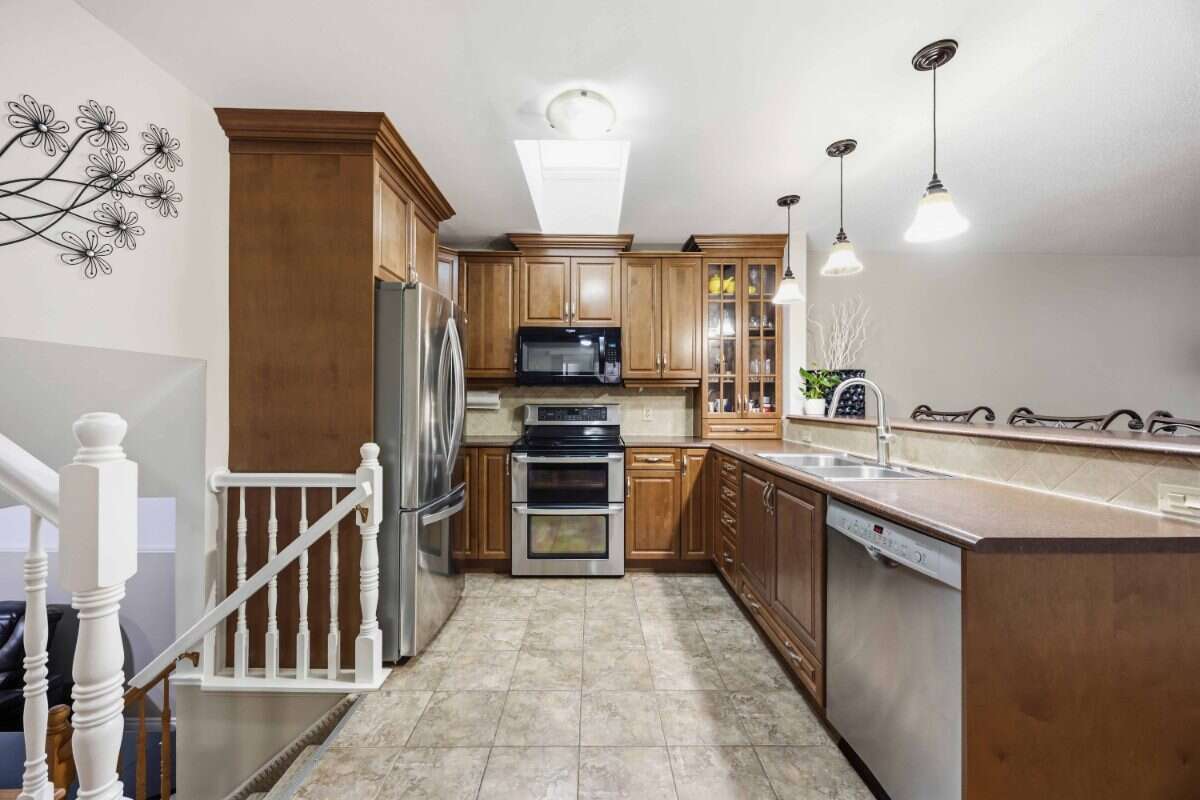 Move-In Ready 3-Bed Backsplit in Sherwood Village