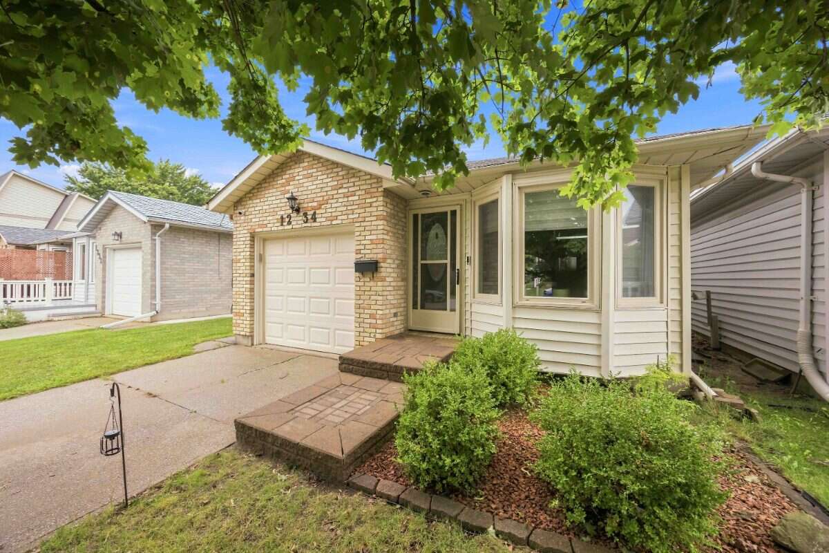 Move-In Ready 3-Bed Backsplit in Sherwood Village