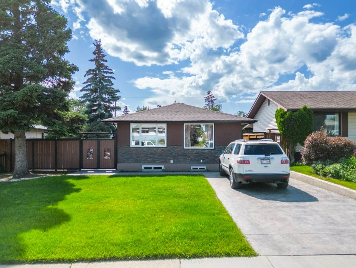 House / Bungalow For Sale in Calgary, AB - 4 bed, 2 bath
