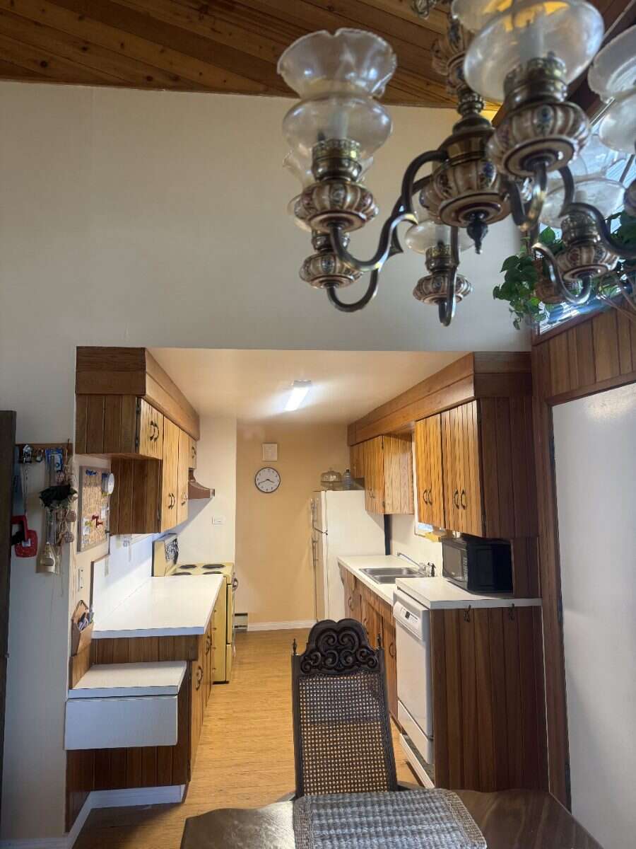 Shuswap Lakefront — 102.45' Sandy Beach Frontage