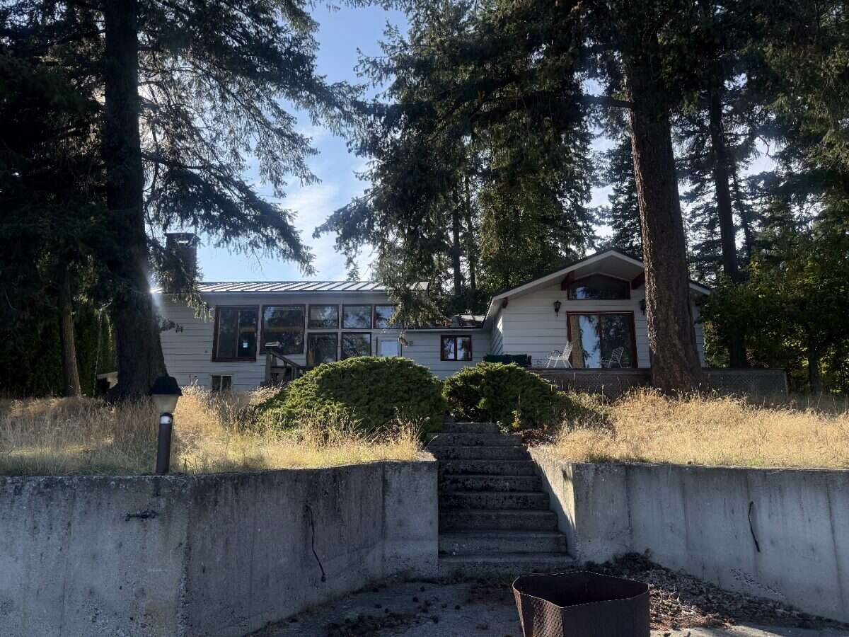 Shuswap Lakefront — 102.45' Sandy Beach Frontage