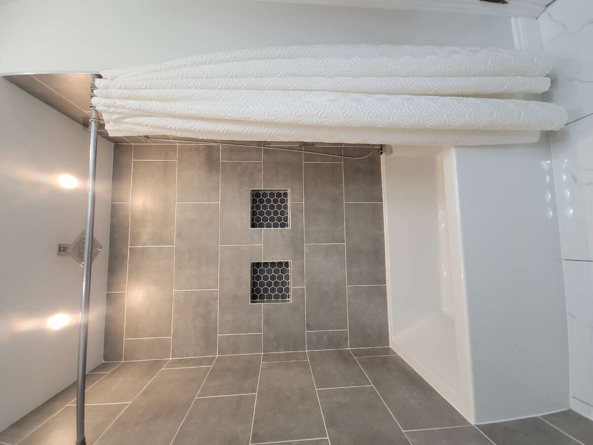 Main Bathroom (8' rain head + wall shower)