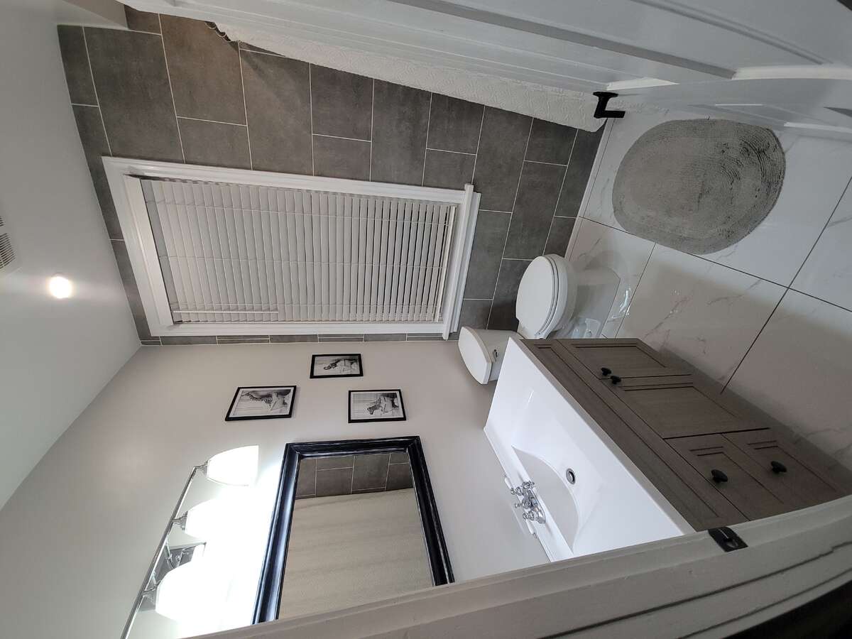 Main Bathroom (heated floor)