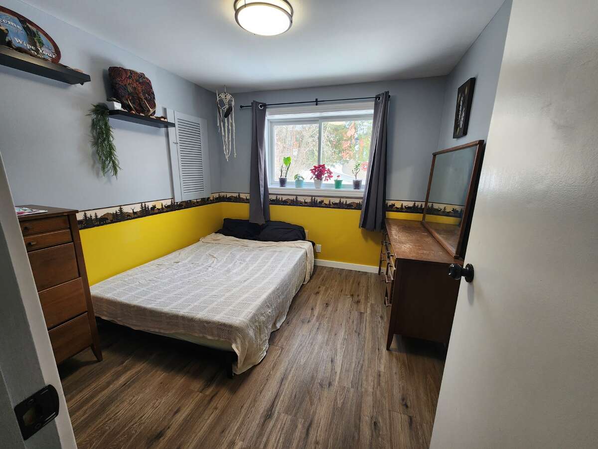 Renovated 4 bed 3 bath home on 100x200 lot w/Shop!