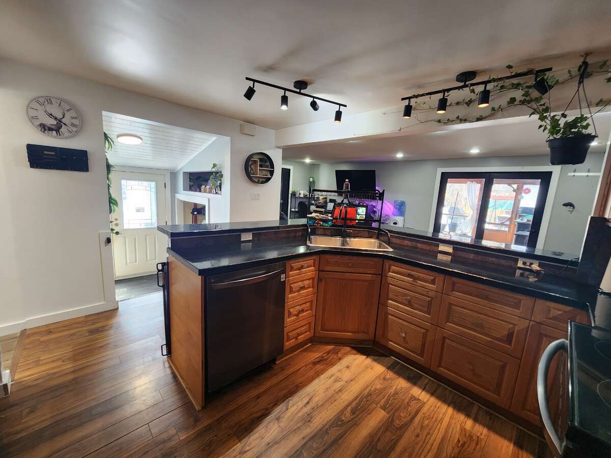 Renovated 4 bed 3 bath home on 100x200 lot w/Shop!