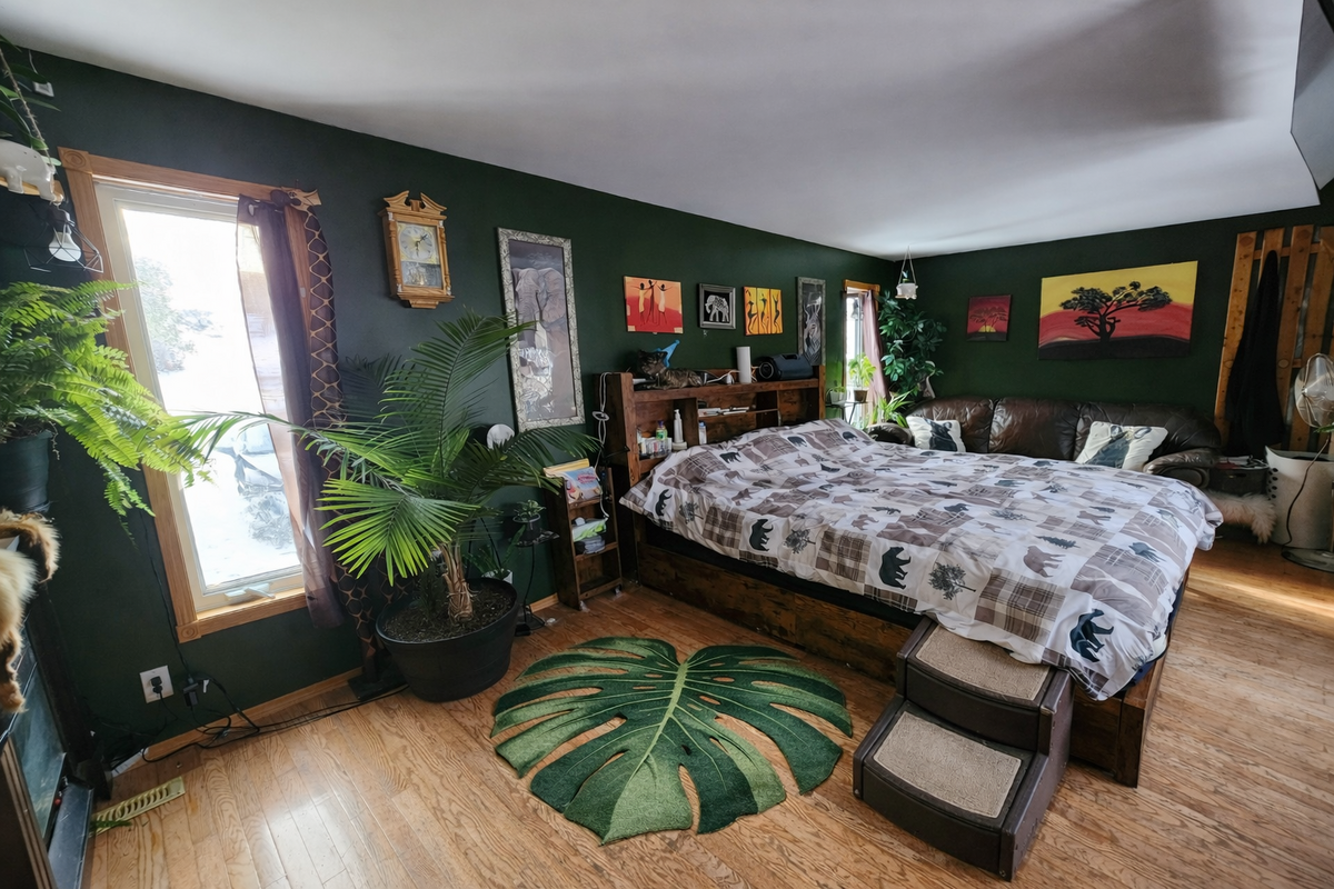 Renovated 4 bed 3 bath home on 100x200 lot w/Shop!