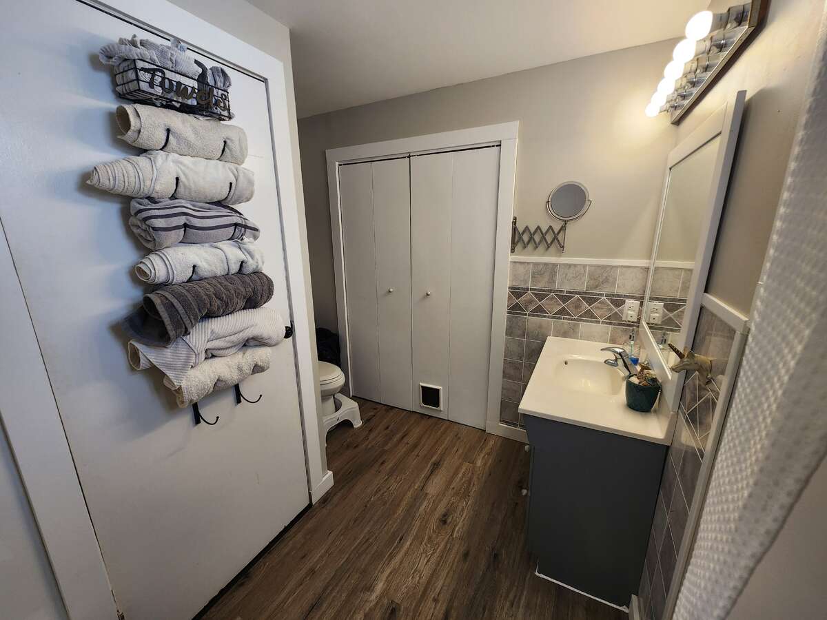 Renovated 4 bed 3 bath home on 100x200 lot w/Shop!