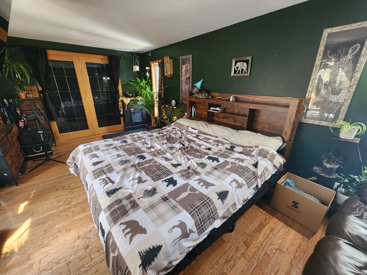 Renovated 4 bed 3 bath home on 100x200 lot w/Shop!