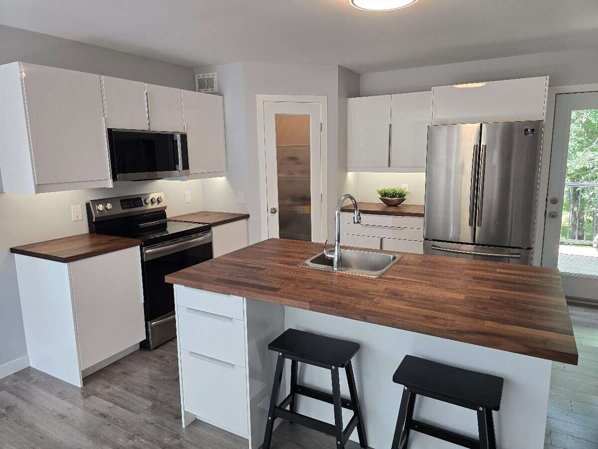 Move-in Ready Modern Bi-level